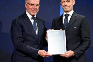 HTH体育-被授予欧足联终身荣誉会员，鲁梅尼格感言：足球塑造了我的一生