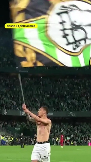 社区互动-贝蒂斯战胜塞维利亚后，安东尼挥舞旗帜与球迷一起庆祝