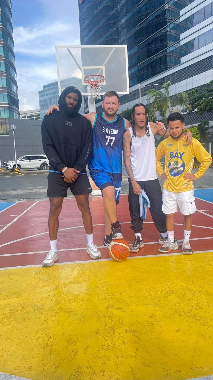 😜美媒调侃：詹姆斯、东契奇、库里、克拉克森在菲律宾一起训练