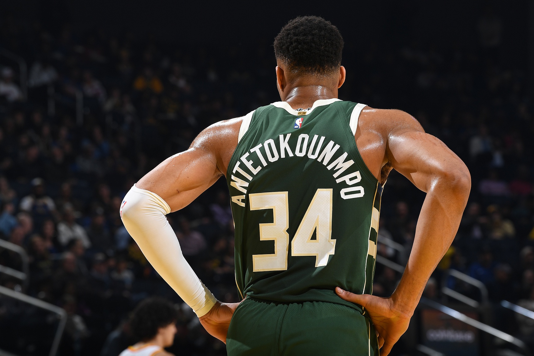 雄鹿该拼死留住字母哥🦌独行侠火箭马刺给再高的报价也不能妥协