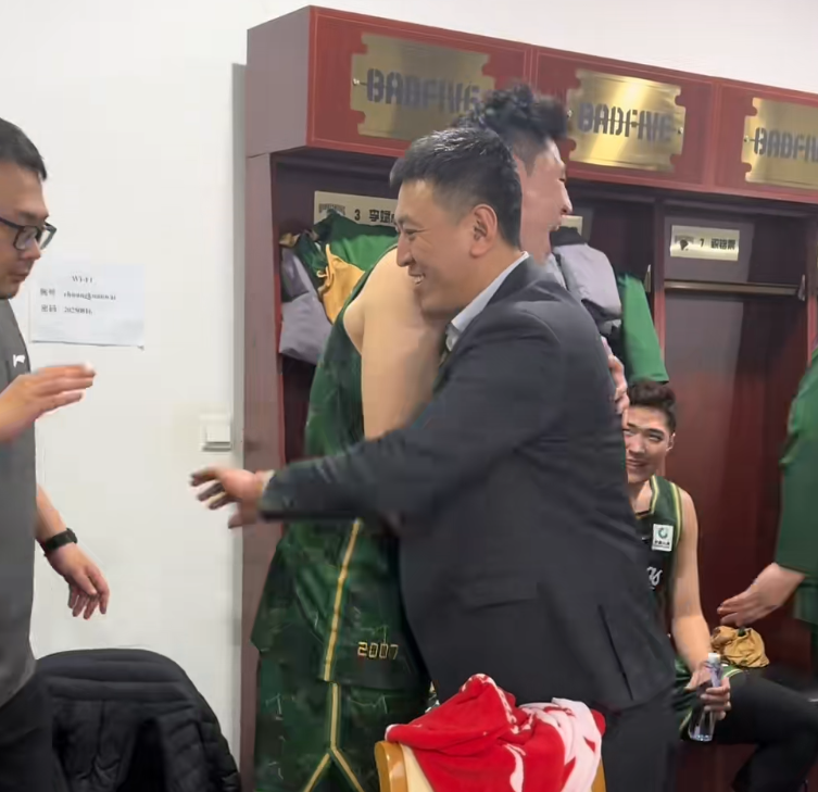 体育娱乐-胜深圳更衣室！全员兴奋氛围极佳，汉兹领奖发懵，王世龙得金链子