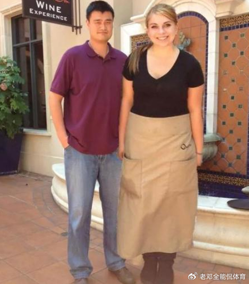 社区互动-真不是特效 姚明体型就这么夸张！泳池里似灭霸 奥尼尔同框显娇小|卡卡|NBA|沙奎尔-奥尼尔|nba|犀牛_新浪体育_新浪新闻